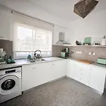 Apartment Center 1bdr *